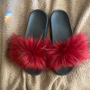 🚨 🥷 NWOT Comfy slippers wide fun Feather boa Valentine vibe